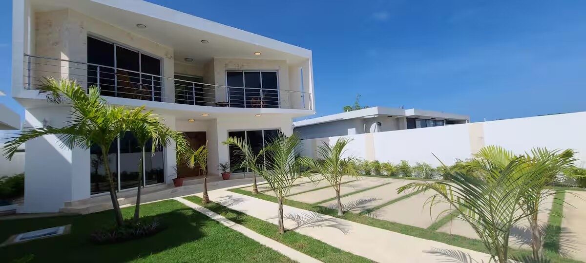 Spacious 10-Bedroom Villa with Large Private Pool in Sosúa